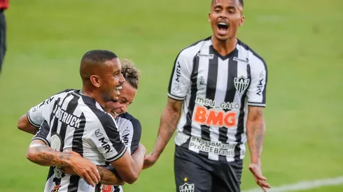 El equipo de Sampaoli festeja por quedarse con el clásico.