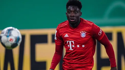 Alphonso Davies es admirado en todo el mundo por su velocidad, que alcanzó un récord en cancha de 35,5 km/h hace algunas semanas.