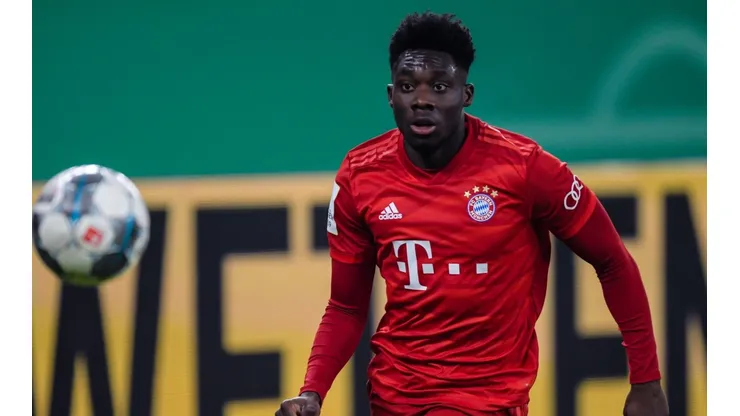 Alphonso Davies es admirado en todo el mundo por su velocidad, que alcanzó un récord en cancha de 35,5 km/h hace algunas semanas.