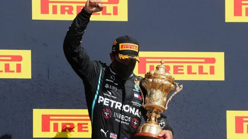 Lewis Hamilton ganó de manera increíble con una rueda menos tras un pinchazo en el último giro.
