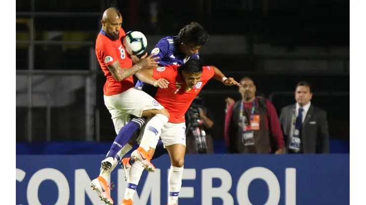 Nolberto Solano se rindió a los pies de Arturo Vidal y Alexis Sánchez