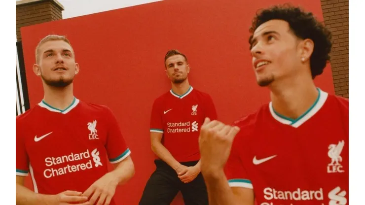 Liverpool presenta su nueva camiseta marca Nike