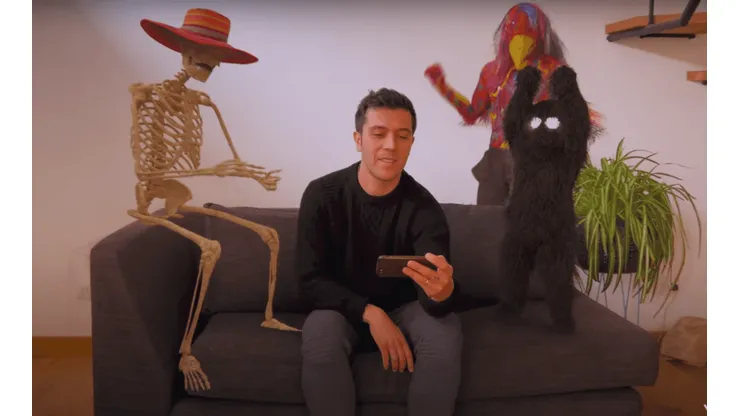 Gepe aparece junto a humanoides, calacas y fantasmas en el clip de "Confía".