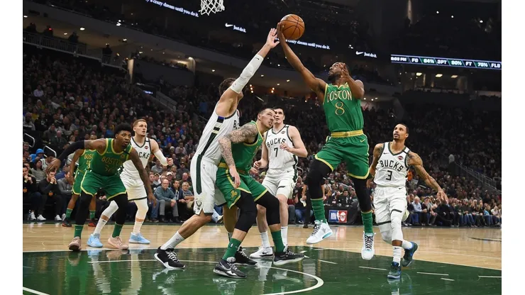 Celtics y Bucks chocan en Orlando, Florida.