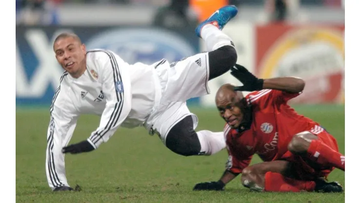 Zé Roberto jugando contra Ronaldo en Bayern Múnich
