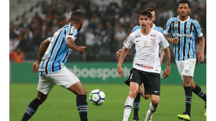 Ángelo Araos con la camiseta de Corinthians ante Gremio