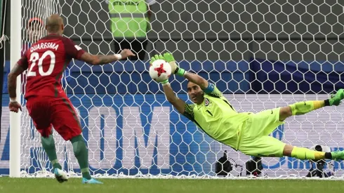 En semis, claudio Bravo sacó sus mejores tapadas para impactar al mundo.