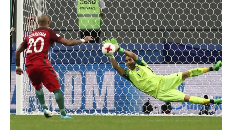 En semis, claudio Bravo sacó sus mejores tapadas para impactar al mundo.