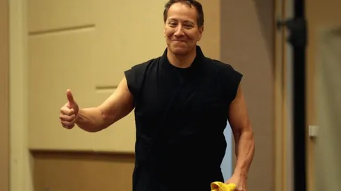 Daniel Pesina saluda a los finalistas del Torneo de Mortal Kombat