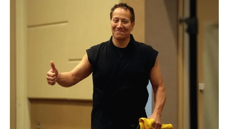 Daniel Pesina saluda a los finalistas del Torneo de Mortal Kombat