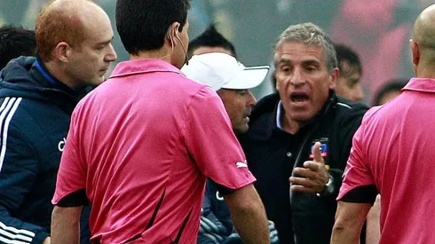 Omar Labruna discute con Jorge Sampaoli en el clásico de 2012