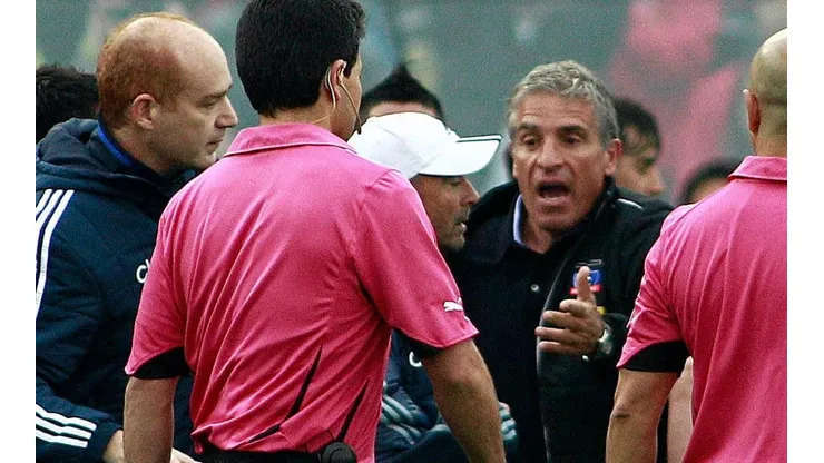Omar Labruna discute con Jorge Sampaoli en el clásico de 2012