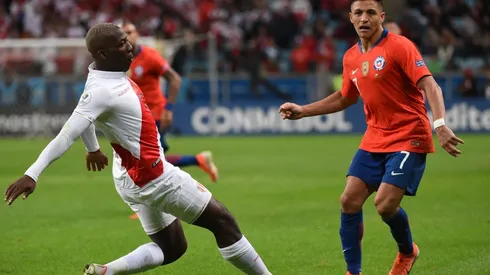 Alexis Sánchez ante Luis Advíncula en la última Copa América