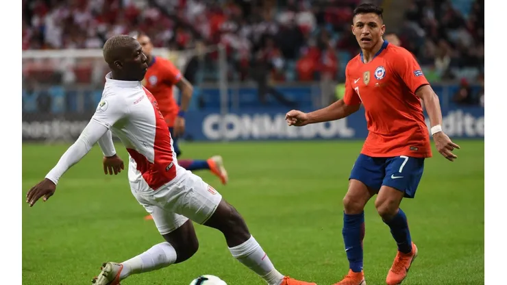 Alexis Sánchez ante Luis Advíncula en la última Copa América