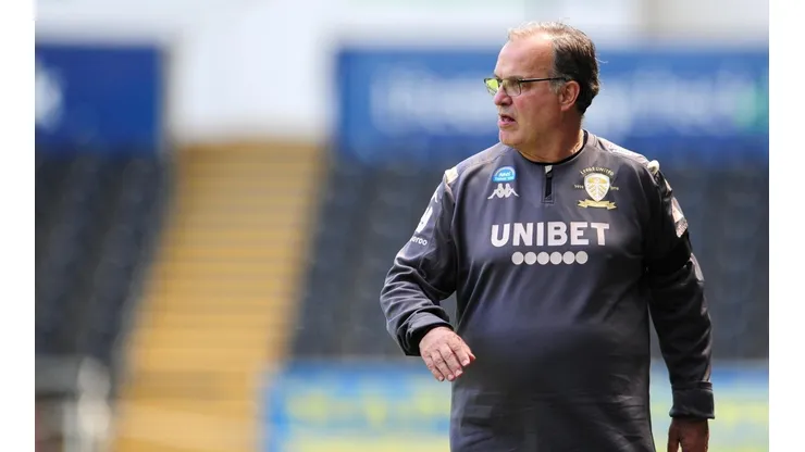 Marcelo Bielsa en la banca del Leeds United