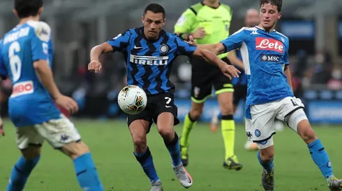 Alexis e Inter, con nueva camiseta, frente al Napoli.