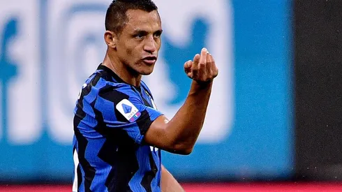 Alexis y la nueva camiseta del Inter.