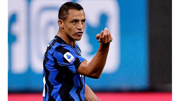 Alexis y la nueva camiseta del Inter.
