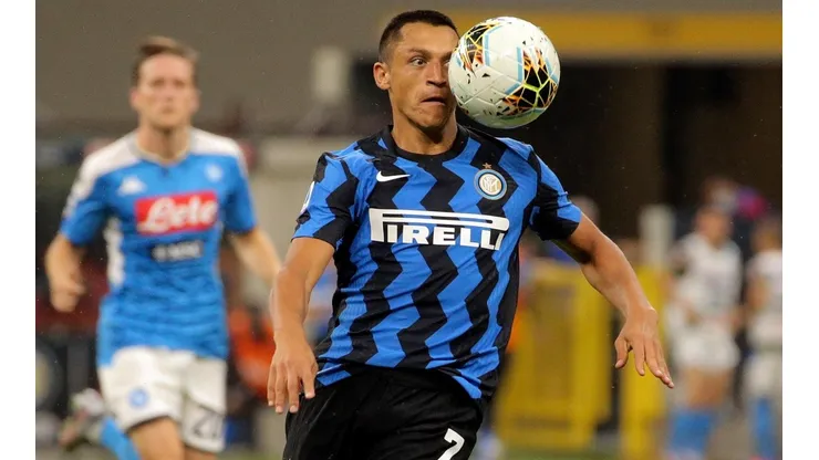 Alexis frente al Napoli.