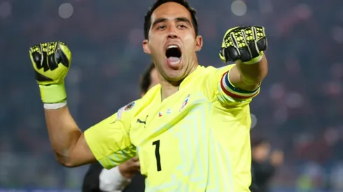 Claudio Bravo sorprende a niños en Twitter