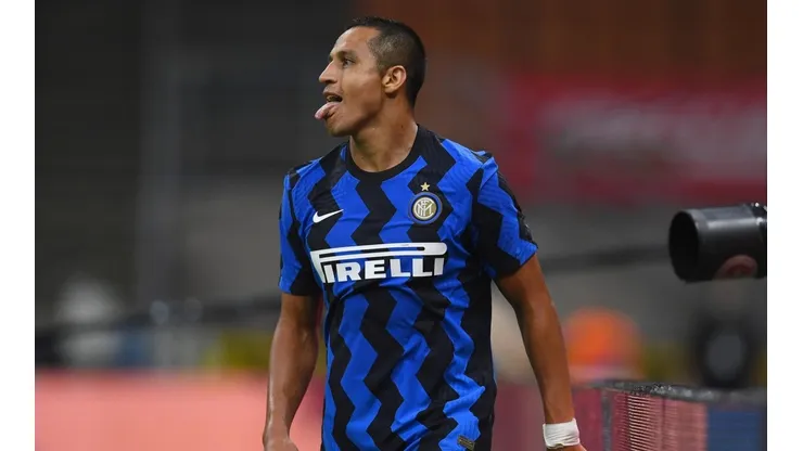 Alexis Sánchez con camiseta nueva en el Inter frente a Napoli.