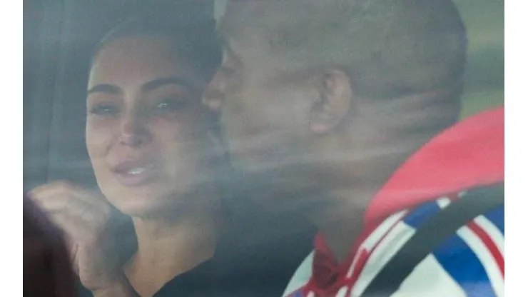 Kim Kardashian y Kanye West en medio de su pelea este lunes.