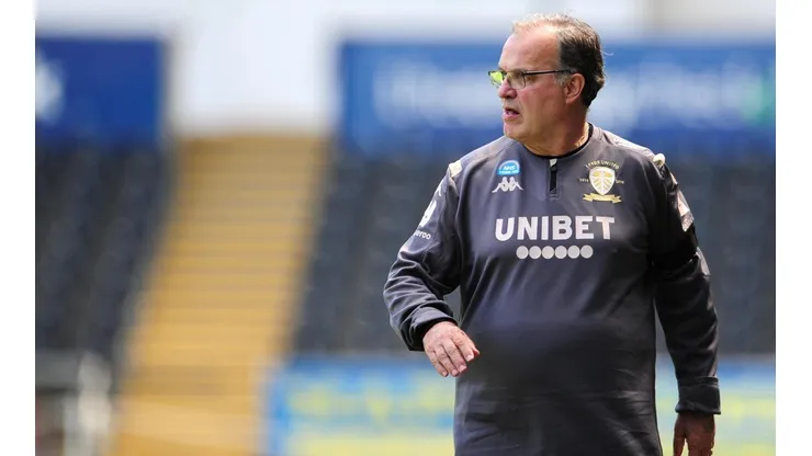 Marcelo Bielsa en la banca del Leeds United