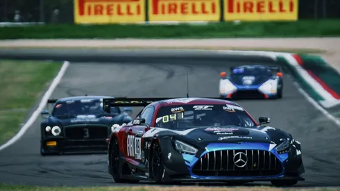 El chileno tuvo un buen debut en el GT World Challenge pese a los problemas técnicos tras un choque protagonizado por uno de sus compañeros de equipo.