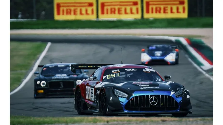 El chileno tuvo un buen debut en el GT World Challenge pese a los problemas técnicos tras un choque protagonizado por uno de sus compañeros de equipo.
