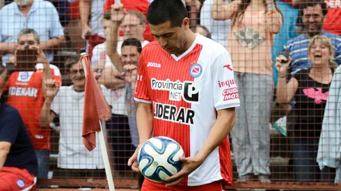 Riquelme sostiene a su amigo, el balón, en Argentinos Juniors.