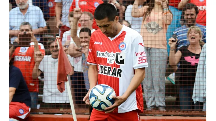 Riquelme sostiene a su amigo, el balón, en Argentinos Juniors.