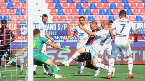 Medel es titular en Bologna.