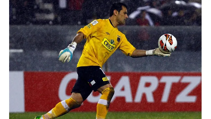 Justo Villar en el arco de Colo Colo