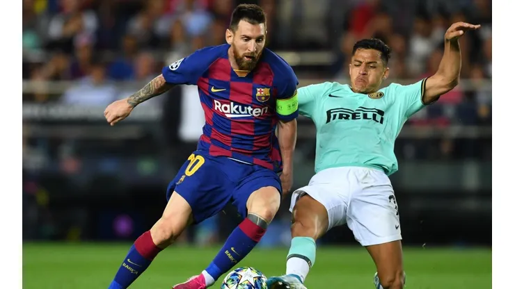 Alexis ante Messi en la Champions League