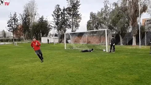 El gol de Paredes en la práctica de Colo Colo.
