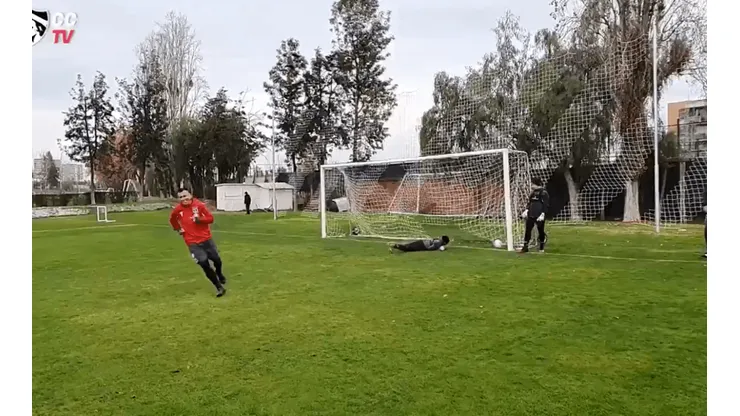 El gol de Paredes en la práctica de Colo Colo.