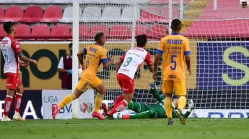 Vargas y Leiva son titulares en el retorno de la liga mexicana