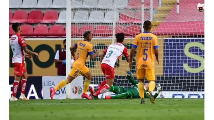Vargas y Leiva son titulares en el retorno de la liga mexicana