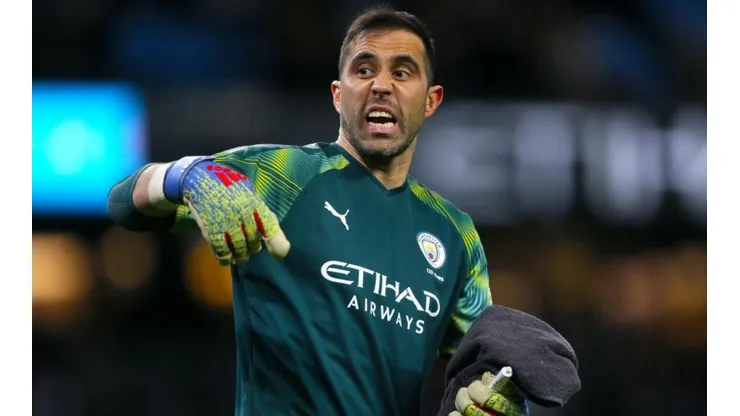 Claudio Bravo respondió con todo a twitero que cuestionó su rendimiento en el City