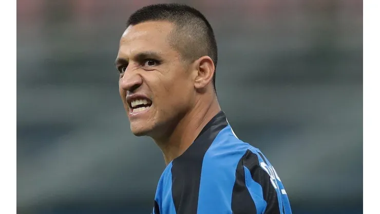 Alexis parte en el banco frente al Genoa.