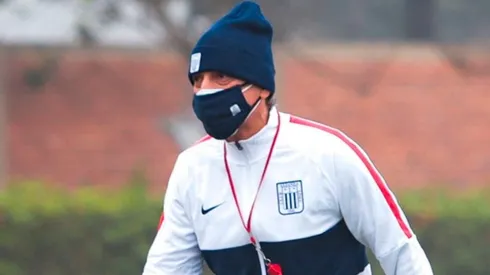 Mario Salas dirigiendo la práctica de Alianza Lima