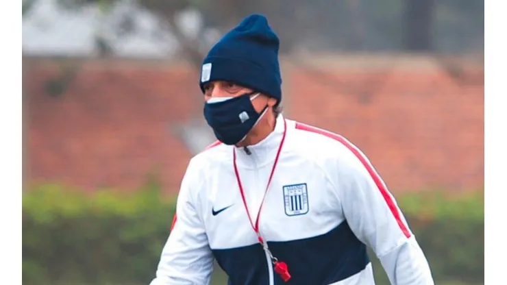 Mario Salas dirigiendo la práctica de Alianza Lima