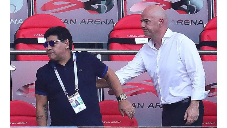 Maradona junto al presidente de la FIFA