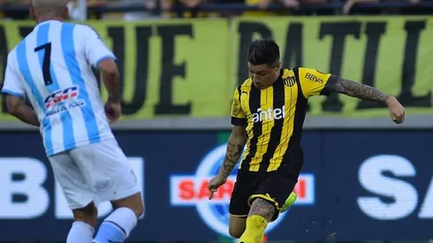 Christián Bravo en el torneo uruguayo con la camiseta Peñarol