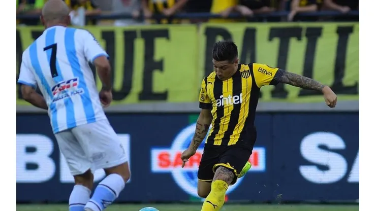 Christián Bravo en el torneo uruguayo con la camiseta Peñarol
