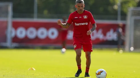 Charles Aránguiz entrena pensando en Europa League con nuevo look