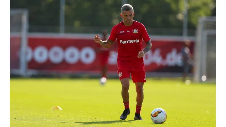 Charles Aránguiz entrena pensando en Europa League con nuevo look