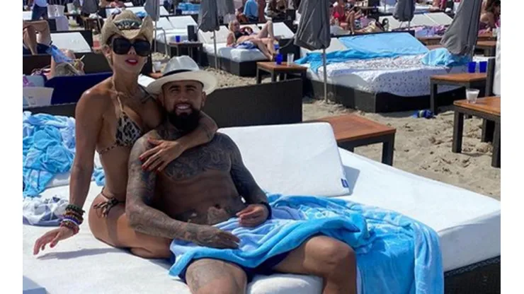 Arturo Vidal junto a Sonia Isaza en la playa