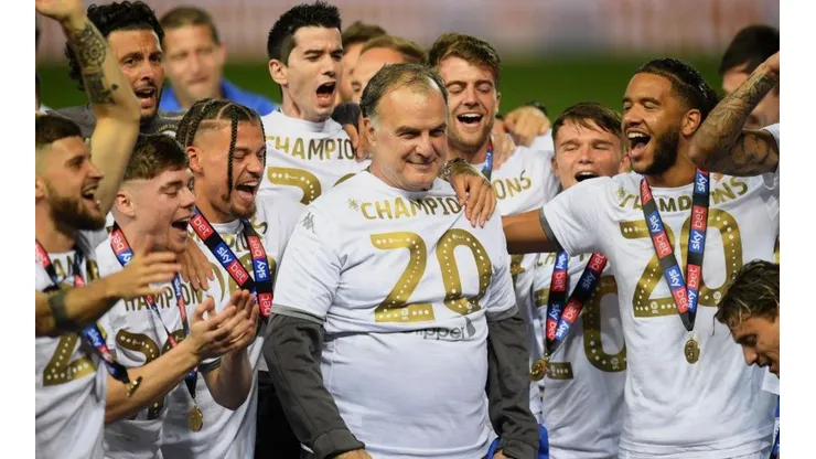 Marcelo Bielsa celebrando el ascenso con Leeds United