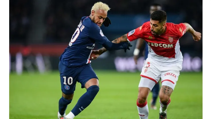 Guillermo Maripán marcando a Neymar en Francia